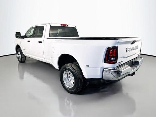 Bright White Clearcoat 2026 RAM 3500 Big Horn Crew Cab 4x4 8' Box