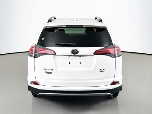 Super White 2018 Toyota RAV4 XLE