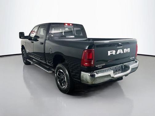 Diamond Black Crystal Pearlcoat 2025 RAM 3500 Laramie Crew Cab 4x4 6'4' Box