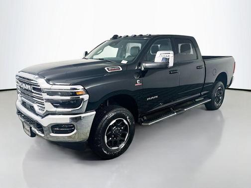 Diamond Black Crystal Pearlcoat 2025 RAM 3500 Laramie Crew Cab 4x4 6'4' Box