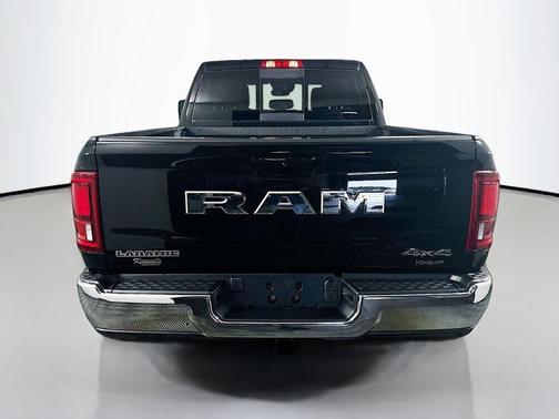 Diamond Black Crystal Pearlcoat 2025 RAM 3500 Laramie Crew Cab 4x4 6'4' Box