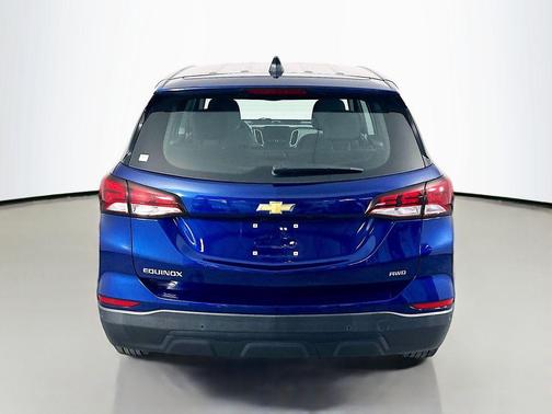 Blue Glow Metallic 2022 Chevrolet Equinox LS