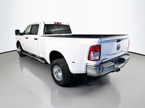 Bright White Clearcoat 2024 RAM 3500 Big Horn Crew Cab 4x4 8' Box