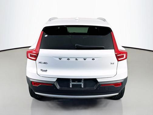 2021 Volvo XC40 T4 Momentum