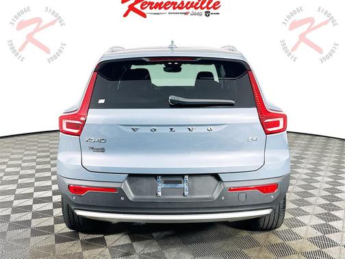 2023 Volvo XC40 B4 Plus Bright Theme