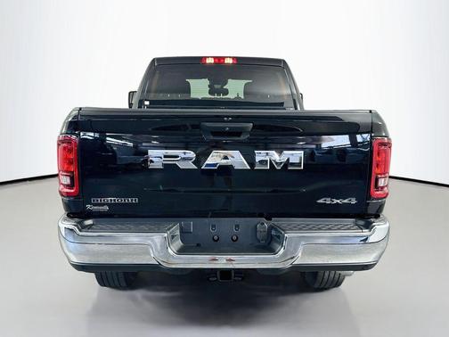 Diamond Black Crystal Pearlcoat 2026 RAM 2500 Big Horn Crew Cab 4x4 6'4' Box