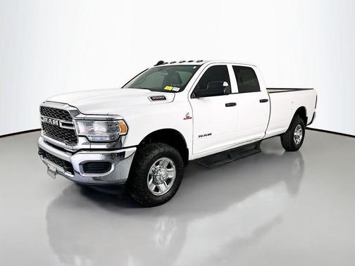 Bright White Clearcoat 2022 RAM 3500 Tradesman Crew Cab 4x4 8' Box