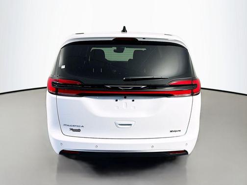 Bright White Clearcoat 2027 Chrysler Pacifica L
