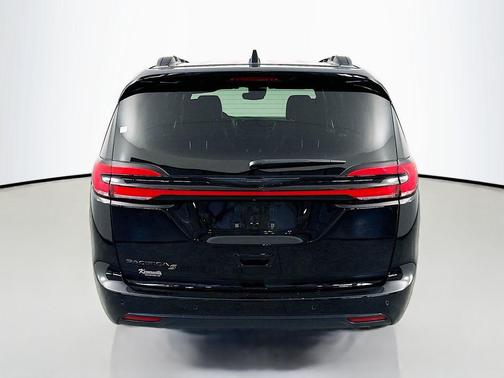 Diamond Black Crystal Pearlcoat 2024 Chrysler Pacifica Touring L