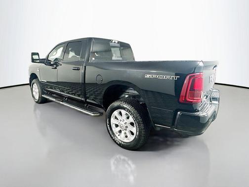 Diamond Black Crystal Pearlcoat 2026 RAM 2500 Laramie