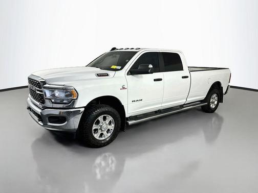 Bright White Clearcoat 2022 RAM 3500 Big Horn Crew Cab 4x4 8' Box