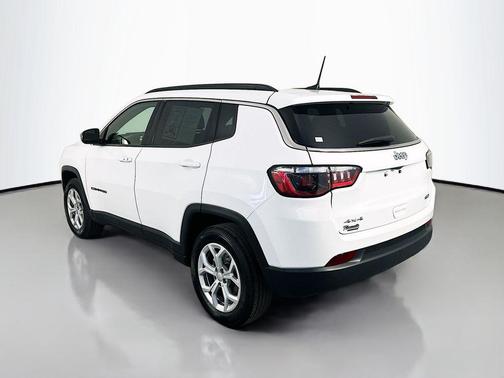 Bright White Clearcoat 2024 Jeep Compass Latitude