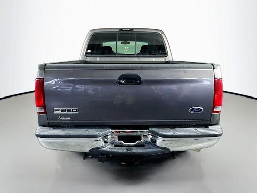 Gray 2005 Ford F-250 Lariat