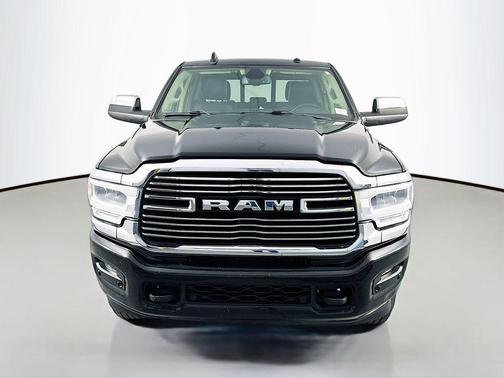 Diamond Black Crystal Pearlcoat 2020 RAM 2500 Laramie Crew Cab 4x4 6'4' Box