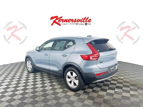 2022 Volvo XC40 T5 Momentum