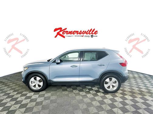 2022 Volvo XC40 T5 Momentum