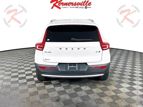 2023 Volvo XC40 B5 Plus Bright Theme