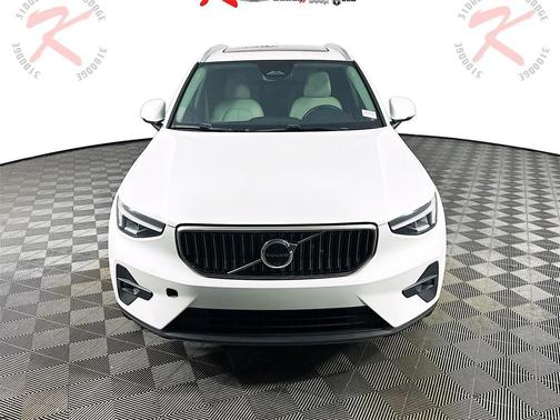 2023 Volvo XC40 B5 Plus Bright Theme