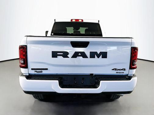 Bright White Clearcoat 2026 RAM 3500 Big Horn Crew Cab 4x4 6'4' Box