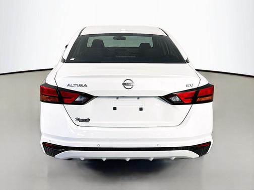 Pearl White Tricoat 2023 Nissan Altima 2.5 SV