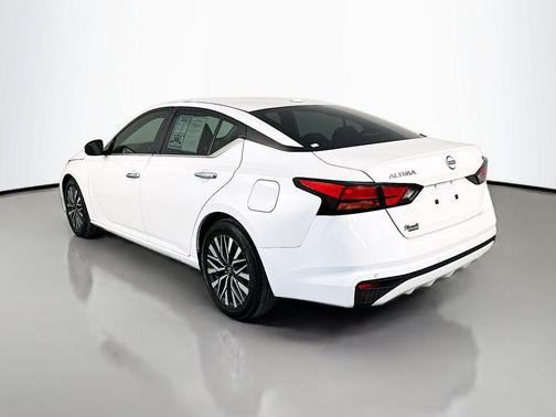 Pearl White Tricoat 2023 Nissan Altima 2.5 SV
