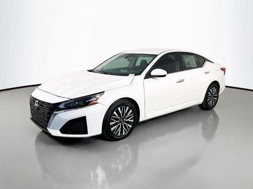 Pearl White Tricoat 2023 Nissan Altima 2.5 SV