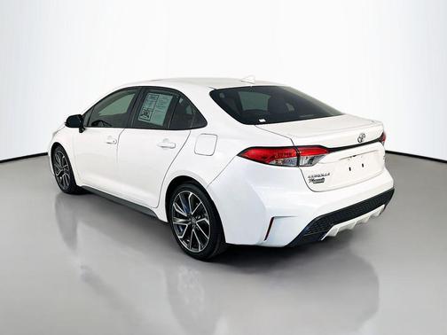 Blizzard Pearl 2021 Toyota Corolla SE