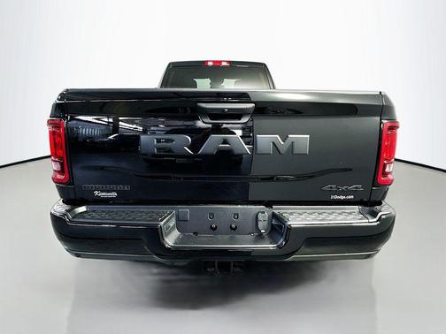 Diamond Black Crystal Pearlcoat 2026 RAM 2500 Big Horn Crew Cab 4x4 8' Box