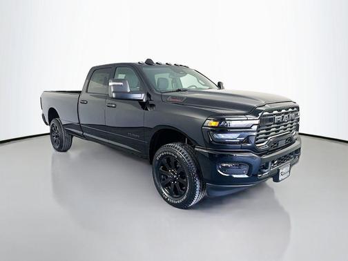 Diamond Black Crystal Pearlcoat 2026 RAM 2500 Big Horn Crew Cab 4x4 8' Box