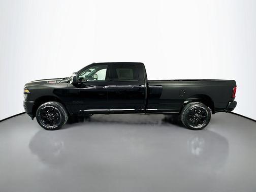 Diamond Black Crystal Pearlcoat 2026 RAM 2500 Big Horn Crew Cab 4x4 8' Box