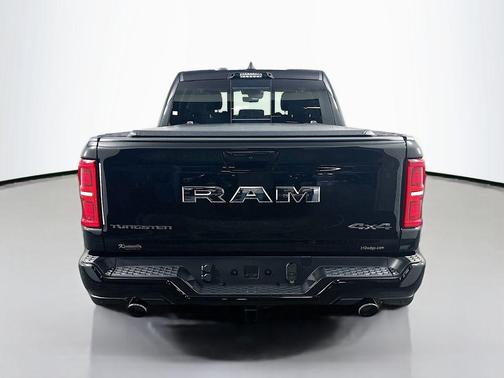 Diamond Black Crystal Pearlcoat 2026 RAM 1500 ST
