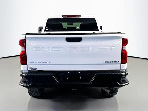Summit White 2022 Chevrolet Silverado 2500 Custom