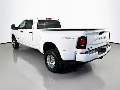 Bright White Clearcoat 2026 RAM 3500 Big Horn Crew Cab 4x4 8' Box