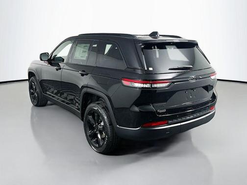 Diamond Black Crystal Pearlcoat 2025 Jeep Grand Cherokee Altitude