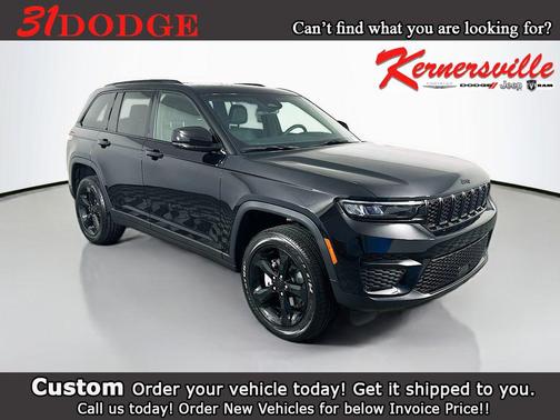 Diamond Black Crystal Pearlcoat 2025 Jeep Grand Cherokee Altitude