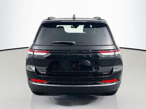 Diamond Black Crystal Pearlcoat 2025 Jeep Grand Cherokee Altitude