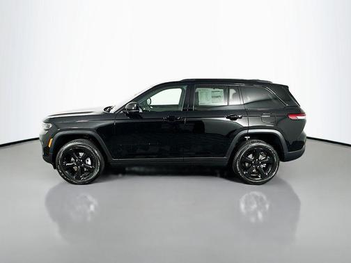 Diamond Black Crystal Pearlcoat 2025 Jeep Grand Cherokee Altitude