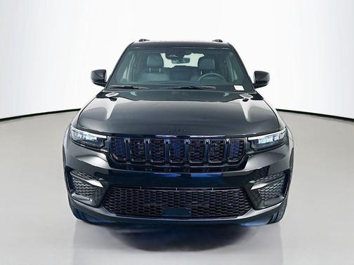 Diamond Black Crystal Pearlcoat 2025 Jeep Grand Cherokee Altitude