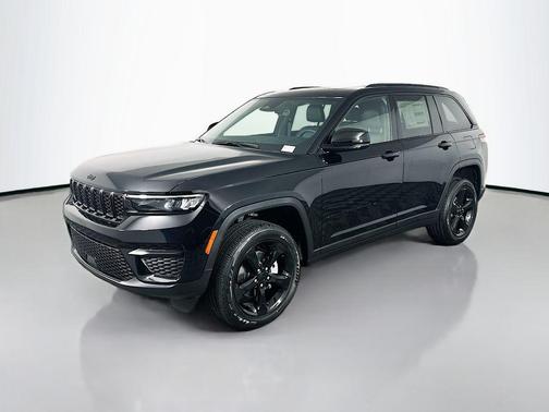 Diamond Black Crystal Pearlcoat 2025 Jeep Grand Cherokee Altitude