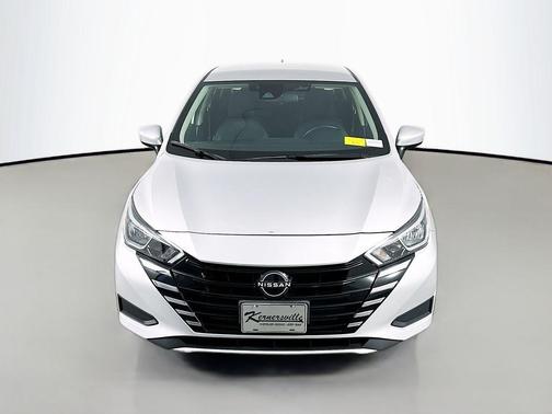 Brilliant Silver Metallic 2023 Nissan Versa 1.6 SV