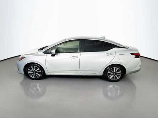 Brilliant Silver Metallic 2023 Nissan Versa 1.6 SV
