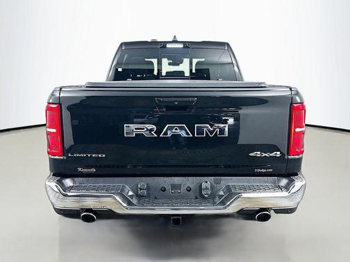 Diamond Black Crystal Pearlcoat 2026 RAM 1500 Limited