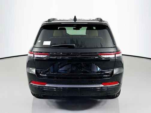 Diamond Black Crystal Pearlcoat 2026 Jeep Grand Cherokee Summit