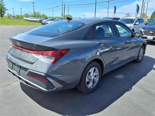 2025 Hyundai ELANTRA SE