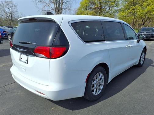 2023 Chrysler Voyager LX