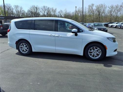 2023 Chrysler Voyager LX