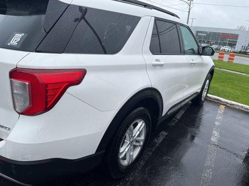 Star White Metallic Tri-Coat 2022 Ford Explorer XLT