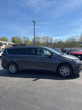Granite Crystal Metallic Clearcoat 2023 Chrysler Pacifica Touring L