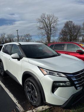 Everest White Pearl 2024 Nissan Rogue SV