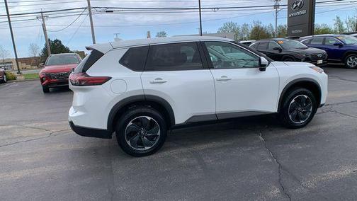Everest White Pearl 2024 Nissan Rogue SV